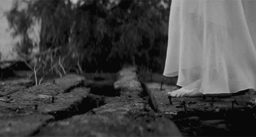 woman walking, feet, black and white, femme qui marche, pieds, noir et blanc