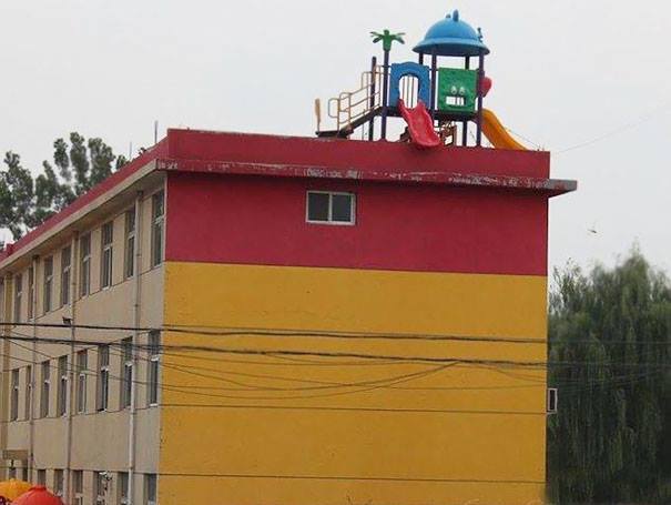 toboggan dangereux, l architecte qui n aime pas les enfants, sur le toit d un immeuble
