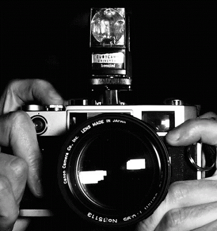 prendre une photo, photographie, noir et blanc, appareil argentique, flash