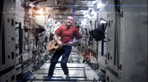 chris hadfield, astronaute, guitare, station spatiale, apesanteur, spaceman