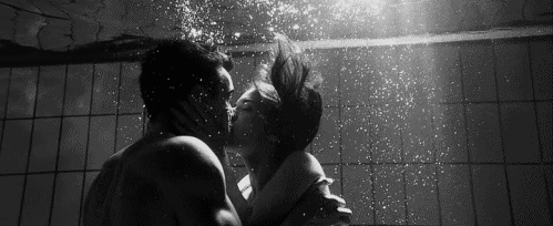 couple, love, piscine, bisou, baiser, amour, noir et blanc