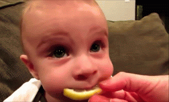 bebe, manger du citron, acide