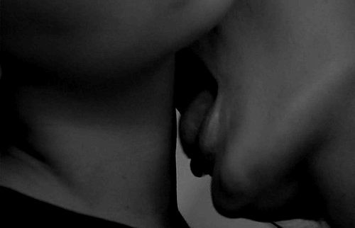 couple, kiss, love, romantic, black and white, embrasser, bisous dans le cou, romantique, noir et blanc