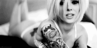 femme blonde sexy, lingerie, tatouages, tatoo