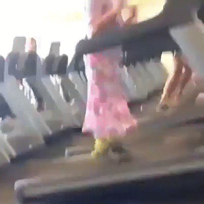 salle de sport, tapis de course, femme habillee en rose, danse