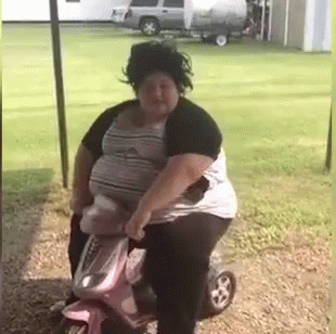 fail, grosse dame sur mini moto