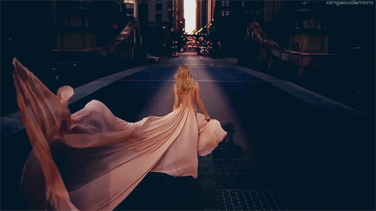 femme qui marche dans la rue, robe longue, ville de new york