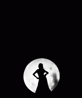 femme qui danse devant la pleine lune