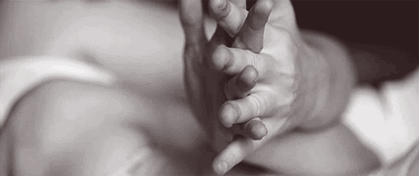 mains, tenir la main, soutien, amour, romantique, noir et blanc