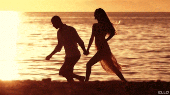 casal, couple qui court sur la plage, mer, ocean, coucher de soleil