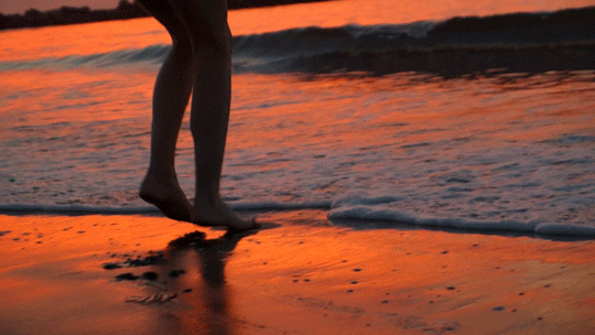 priaia, pieds, courir sur la plage, coucher de soleil
