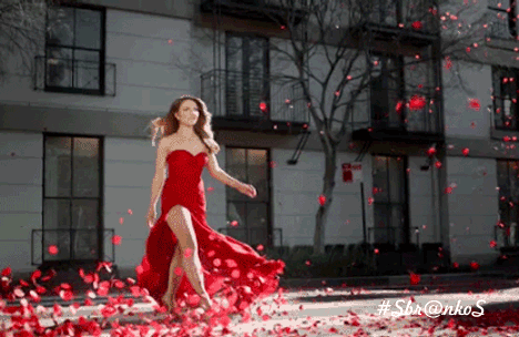 femme, robe rouge, roses, marcher