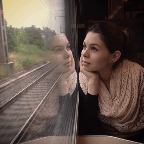 fille pensive dans un train, girl in a train