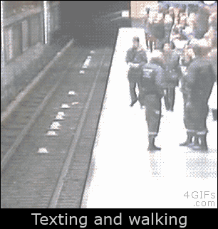regarder son smartphone en marchant, tomber sur la voie ferree, comportement dangereux, heros, sauver
