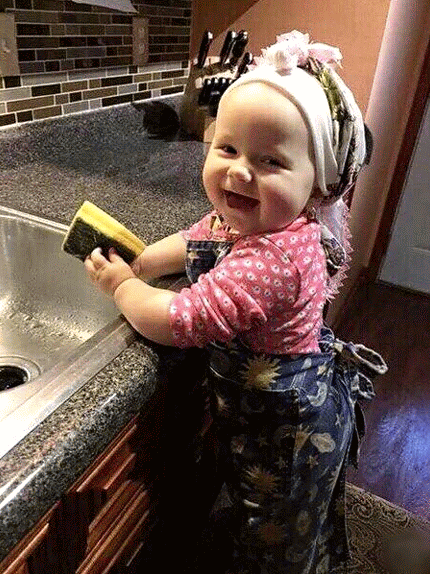 bebe qui fait la vaisselle