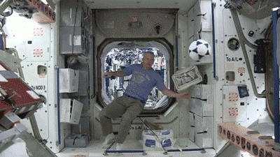 nasa, football en apesanteur, espace, astronaute