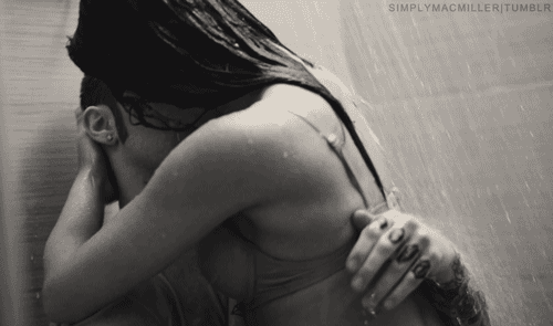 couple kissing shower kiss embrasser sous la douche Image, animated GIF.