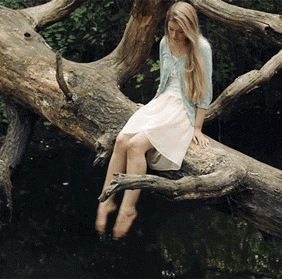 femme dans un arbre, pensive