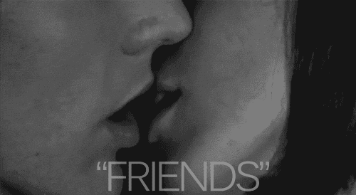 friends, kiss, bisou, embrasser, couple, noir et blanc
