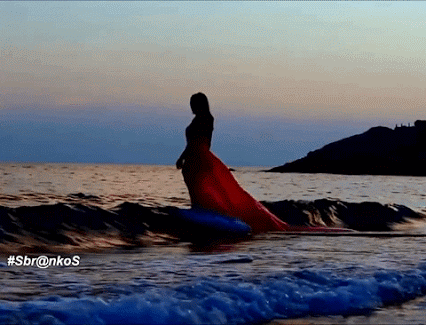 femme en robe rouge, mer, vagues, marcher dans l eau